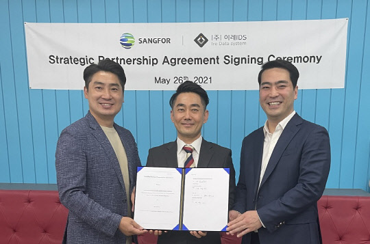 손남식(왼쪽부터) 이레IDS 대표, 오성일 상포테크놀로지코리아 지사장, 변홍제 이레IDS 대표가 사진을 찍고 있다. 이레IDS 제공